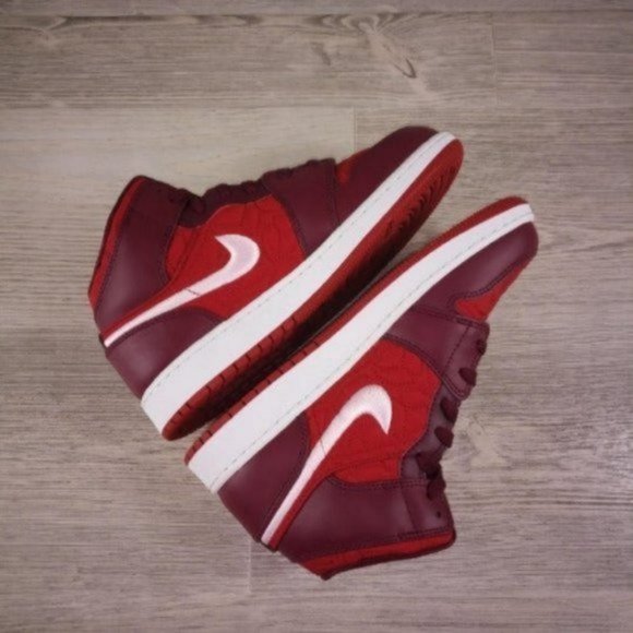 Nike Air Jordan 1 Mid Red Quilt Sneakers Size 6Y (Fits Women's 7.5) New Shoes - Picture 3 of 6